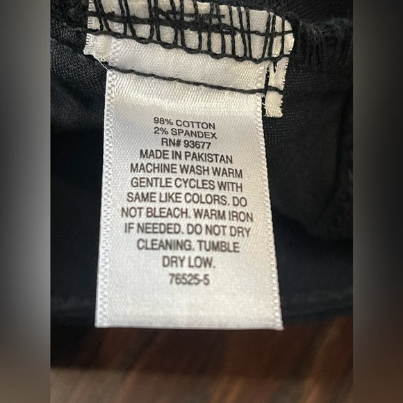 St. John's Bay Mid Rise Secretly Slender Black Capris, Women's Size 4 NEW - Picture 7 of 7